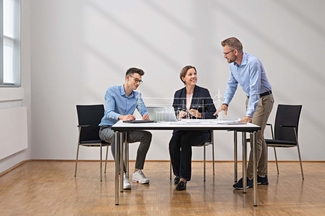 Projektleiter in Arbeitssituation mit digitalem Modell