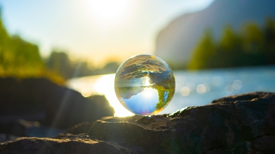 Natur spielt sich in einer Glaskugel