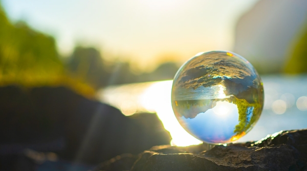 Natur spielt sich in einer Glaskugel