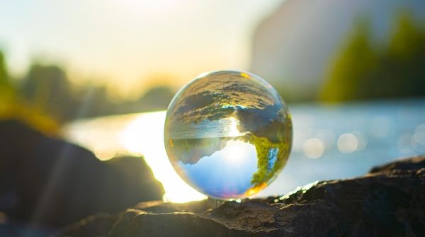 Natur spielt sich in einer Glaskugel