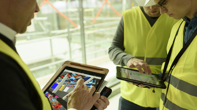 BIM Mitarbeiter auf Baustelle mit Tablet