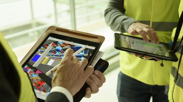 BIM Mitarbeiter auf Baustelle mit Tablet