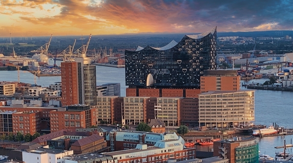 Hamburger Hafen und Elbphilharmonie