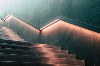 Treppe mit beleuchtetem Handlauf
