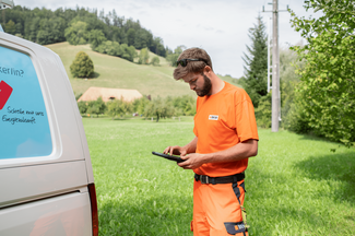 Monteur Bauleiter auf Baustelle mit Tablet